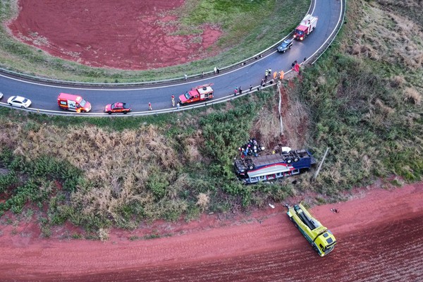Ônibus cai em alça de viaduto em Uberlândia, deixa mortos e diversos feridos