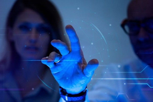 IA acelera desinformação e ameaça democracias, alerta pesquisa