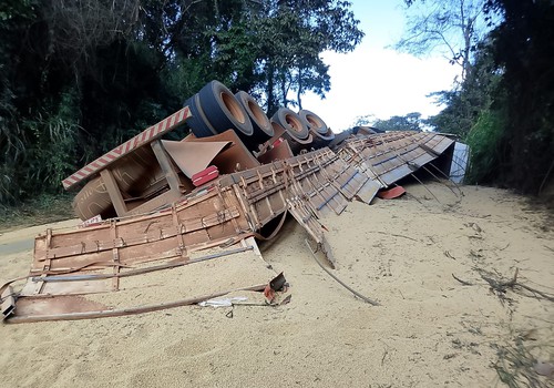 Bitrem carregado de soja tomba na MG 188 após motorista tentar evitar batida frontal com rodotrem