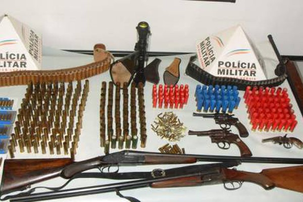 PM prende aposentado com várias armas e centenas de munições em Carmo