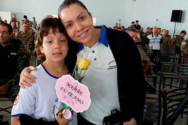Policiais que são mães em Patos de Minas recebem homenagem calorosa da Polícia Militar