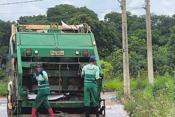 Garis que trabalham na coleta de lixo fazem dancinha e desejam feliz natal