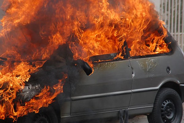 Incêndio consome veículo no Centro de Patos de Minas e interdita o trânsito