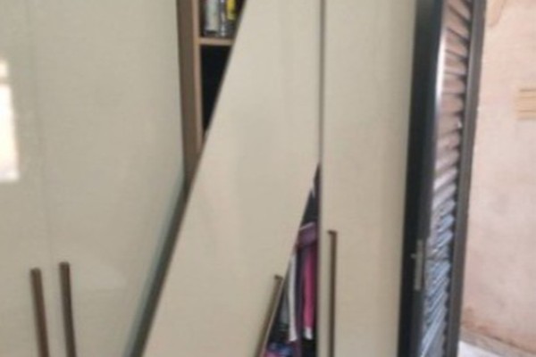 Homem é preso por violência psicológica após quebrar guarda-roupa em Patos de Minas