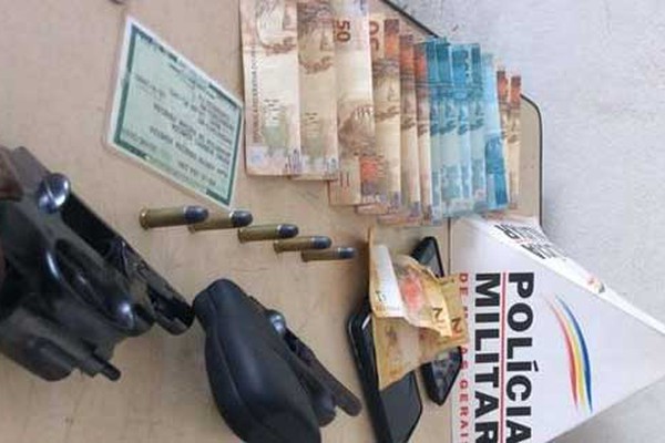 Polícia Militar Rodoviária prende dois autores por porte ilegal de arma de fogo na MGC-462
