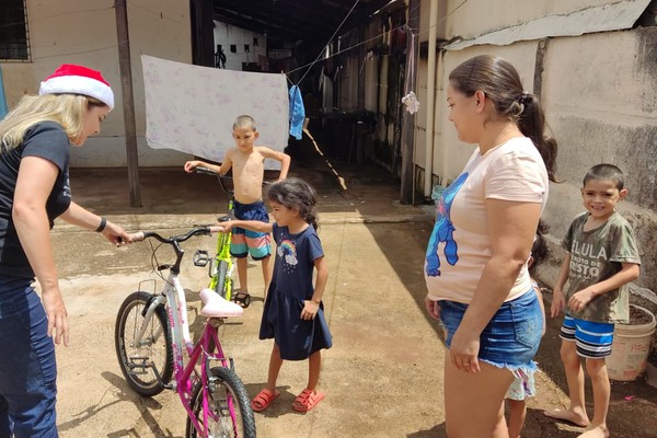 Empresários reformam e doam cerca de 50 bicicletas para crianças carentes em Patos de Minas