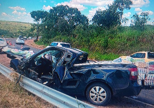 Motoristas ficam gravemente feridos em batida frontal de duas caminhonetes na MGC 462, em Patrocínio