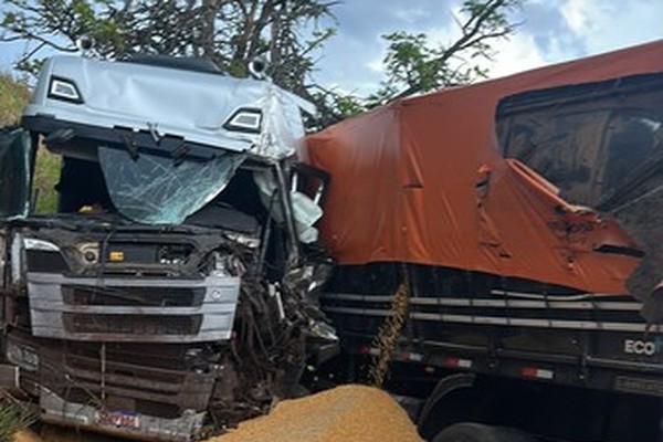 Carretas batem de frente e interditam totalmente a BR354 entre Carmo e Rio Paranaíba