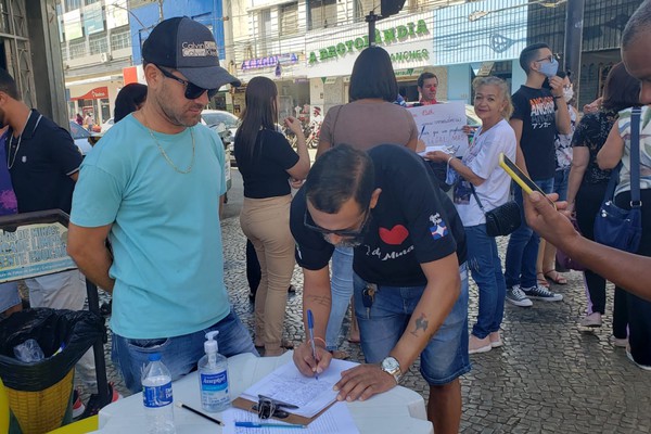 Manifestantes coletam assinaturas e cobram o veto do prefeito Falcão ao aumento de salário dos vereadores