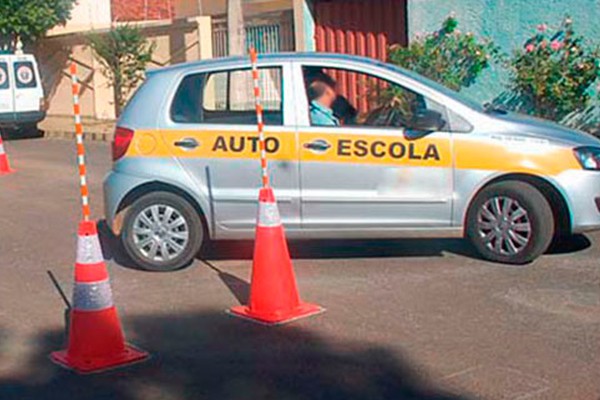 Câmeras e GPS deverão fazer parte de carros de Autoescolas e aulas ficarão mais caras em Patos de Minas