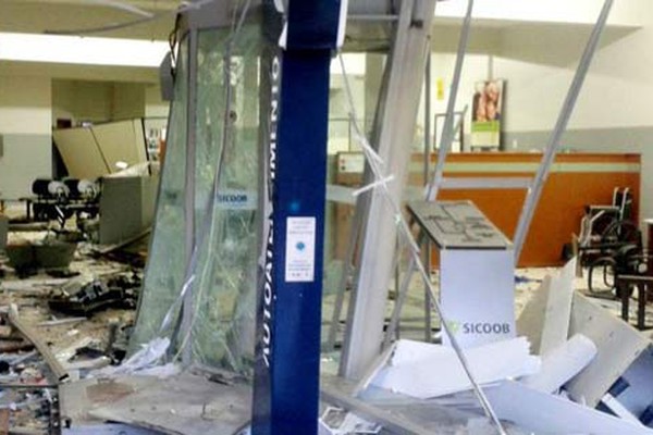 Bandidos armados de fuzis explodem caixa eletrônico do Sicoob na cidade de Varjão de Minas