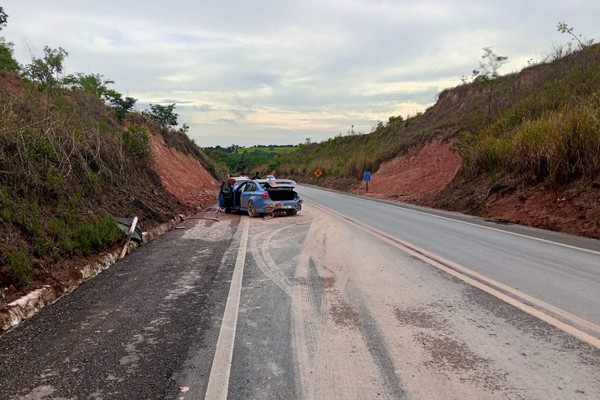 Motorista e passageira ficam feridos após carro capotar na BR365, em Patos de Minas