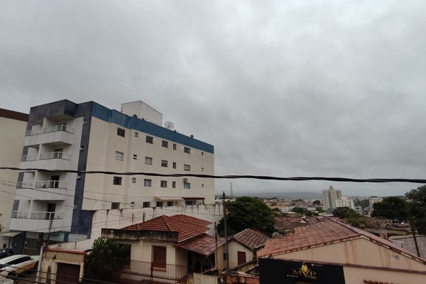 Virada de ano deve ser com chuva e prefeitura alerta para riscos de temporal em Patos de Minas