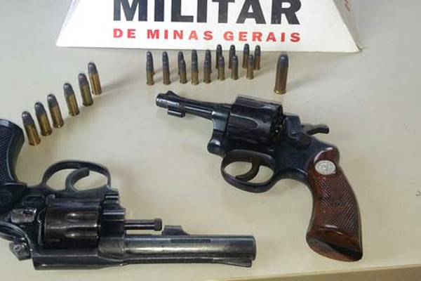 Casal de idosos acusado de vender armas é preso com 2 revólveres em Carmo do Paranaíba