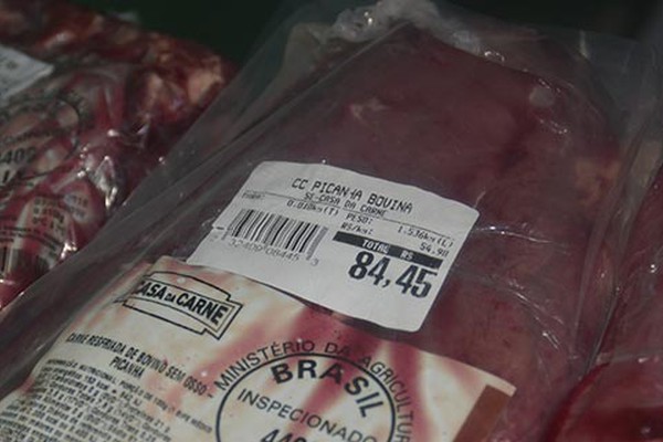 Homem é preso após furtar R$157,73 em carnes nobres de um hipermercado em Patos de Minas