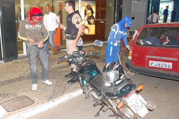 Imprudência de motociclista e pedestre faz vítima no Centro de Patos de Minas