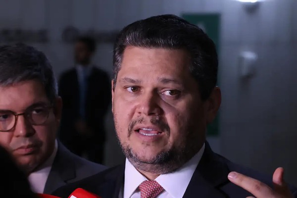 Alcolumbre mantém PEC 6x1 travada em semana esvaziada no Senado