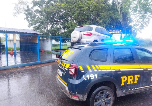 Veículo roubado poucas horas antes fica sem gasolina e trio acaba preso pela PRF na BR365