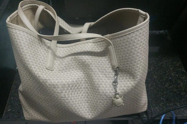 Motociclista toma bolsa com Iphone de jovem no Centro, aparelho é rastreado e ele acaba preso