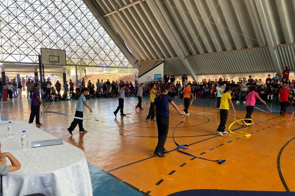 Com apresentações de alunos, prefeitura entrega reforma de quase R$9milhões do CAIC