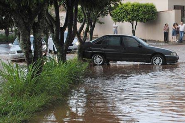 Tempestade arrasta veículos, inunda casas e deixa um rastro de destruição em Patos 