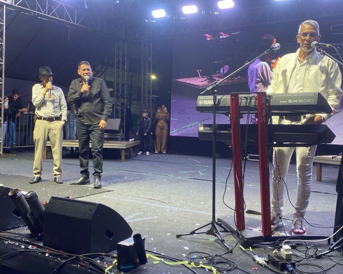Senhor Alcino, pai dos irmãos Lima, participa do show na Fenapraça 2026; veja ao vivo