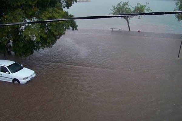 Chuva forte em Patos de Minas alaga ruas e deixa Orla da Lagoa debaixo d’água
