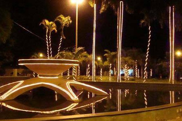 Carmo do Paranaíba se enfeita com muitas luzes para as festas de fim de ano