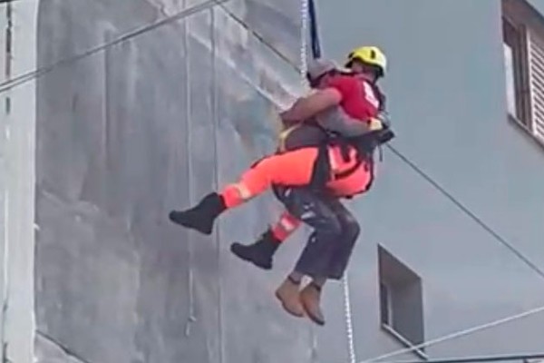 Pintor fica preso no alto de prédio em Patos de Minas e precisa ser resgatado pelos bombeiros
