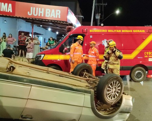 Fiat Uno para com as rodas para cima após acidente com motocicleta em cruzamento da rua Major Gote