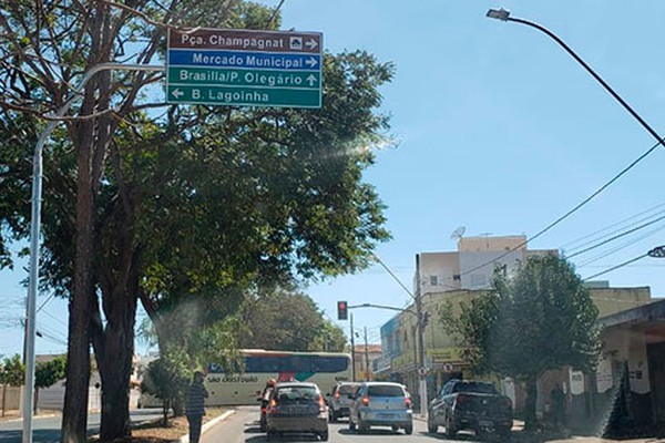 Prefeitura instala placas de indicação dos principais destinos na cidade de Patos de Minas
