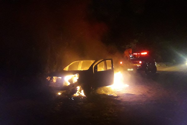Corpo de Bombeiros apaga incêndio após carro pegar fogo em estrada e extintores não serem suficientes