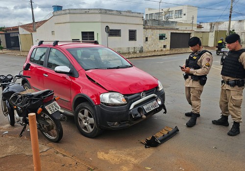 Motociclista sofre ferimentos graves ao ser atingida por carro na rua Prefeito Camundinho