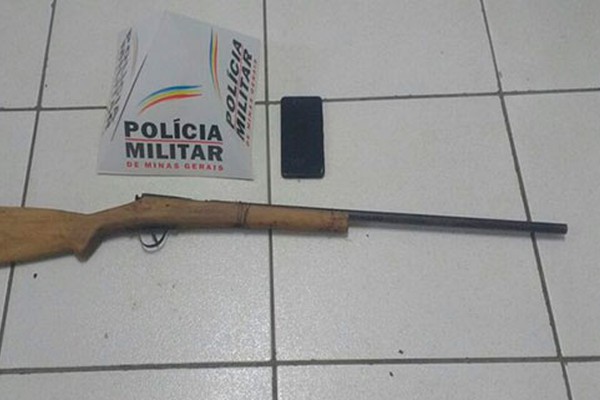 Jovem de 19 anos é preso com celular furtado e com arma artesanal em Presidente Olegário