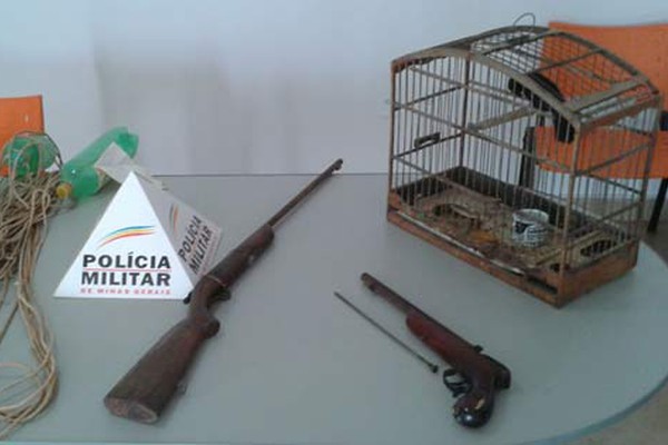 PM de meio ambiente encontra armas e redes de pesca em fazenda no município de Tiros