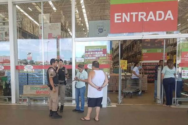 Cliente tem as compras furtadas no estacionamento de hipermercado em Patos de Minas 