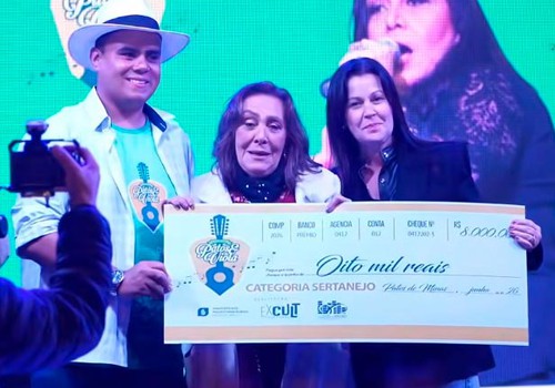 Cantora patense vence categoria Sertanejo no V Festival Patos & Viola; confira os vencedores