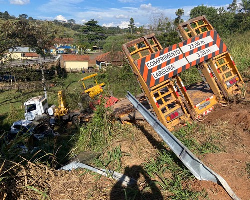 Caminhão-prancha com maquinários perde freio na MGC354 e atinge outros seis veículos