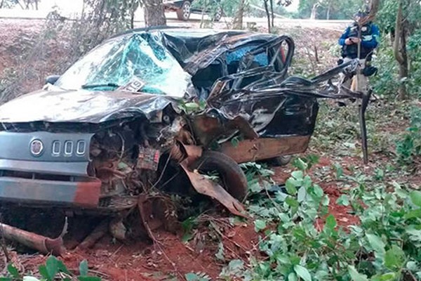 Motorista morre após veículo sair da pista e bater em árvore na BR-040 em Paracatu