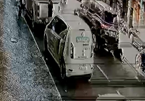 Idosas ficam feridas após serem atropeladas na rua Major Gote, em Patos de Minas; veja o vídeo