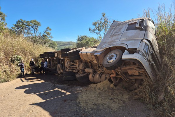 Trânsito liberado na MG-188 após quase 24 horas de interdição por tombamento de Rodotrem