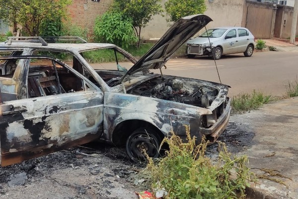 Após tentativa frustrada de furto, carro acaba sendo incendiado no bairro Jardim Panorâmico