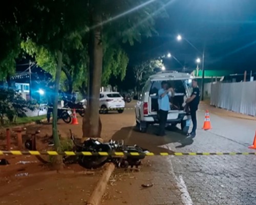 Passageira de moto morre após condutora com sintomas de embriaguez perder o controle e bater em árvore