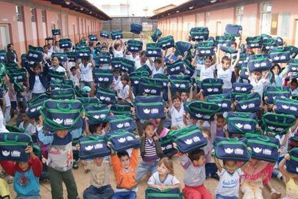Carmo do Paranaíba distribui Kit escolar e uniformes para alunos da rede municipal