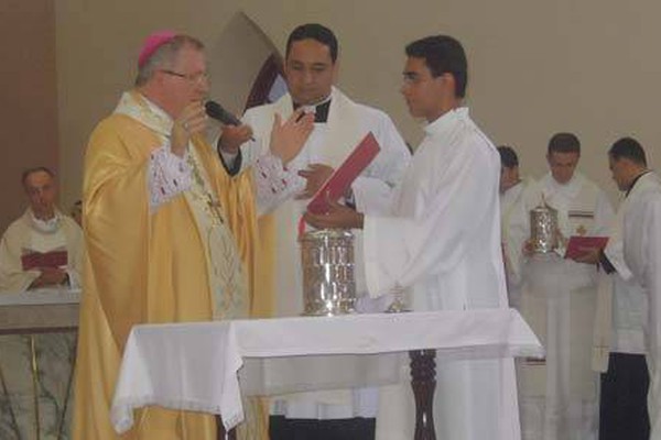 Sacerdotes renovam compromisso com a Igreja Católica na Missa do Crisma
