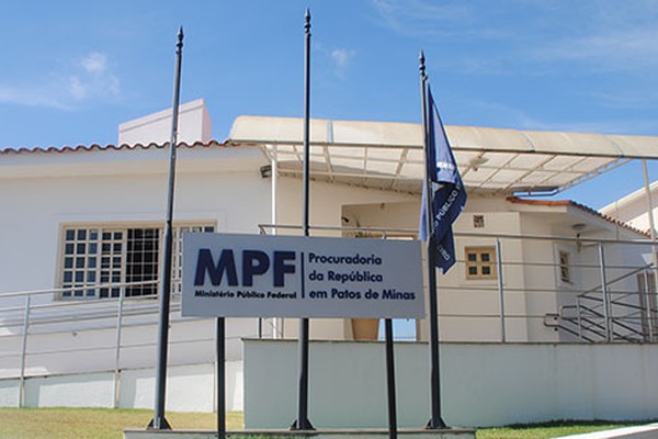 Ladrões furtam bandeira da sede do Ministério Público Federal em Patos de Minas