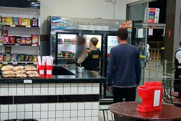 Passageira com criança de colo bebe demais e acaba presa por abandono de incapaz