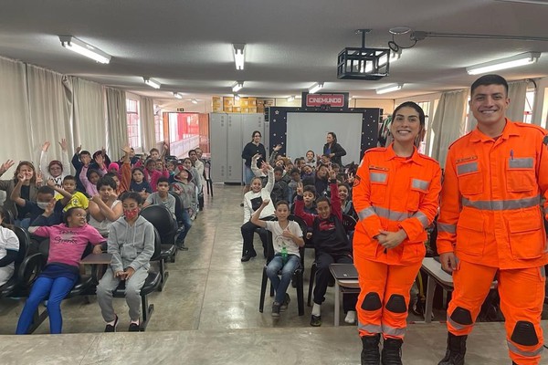 Corpo de Bombeiros faz palestra em escola municipal para prevenir incêndios