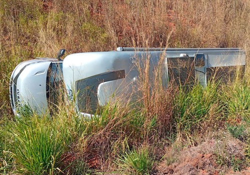 Motorhome sai da pista, bate em barranco e tomba na BR-365 próximo a Guimarânia