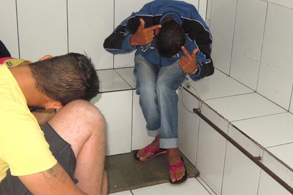 Trio acusado de assaltar distribuidora de bebidas no bairro Santa Terezinha é preso pela PM